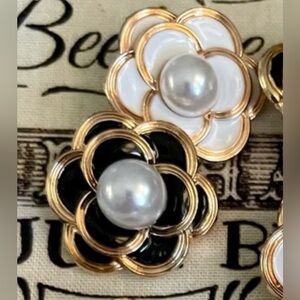 Set of 2 camellia buttons